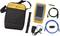 Egy hálózattesztelő szett táskával, fő készülékkel, tápegységgel és különböző csatlakozókábelekkel hálózatok hibakeresésére.