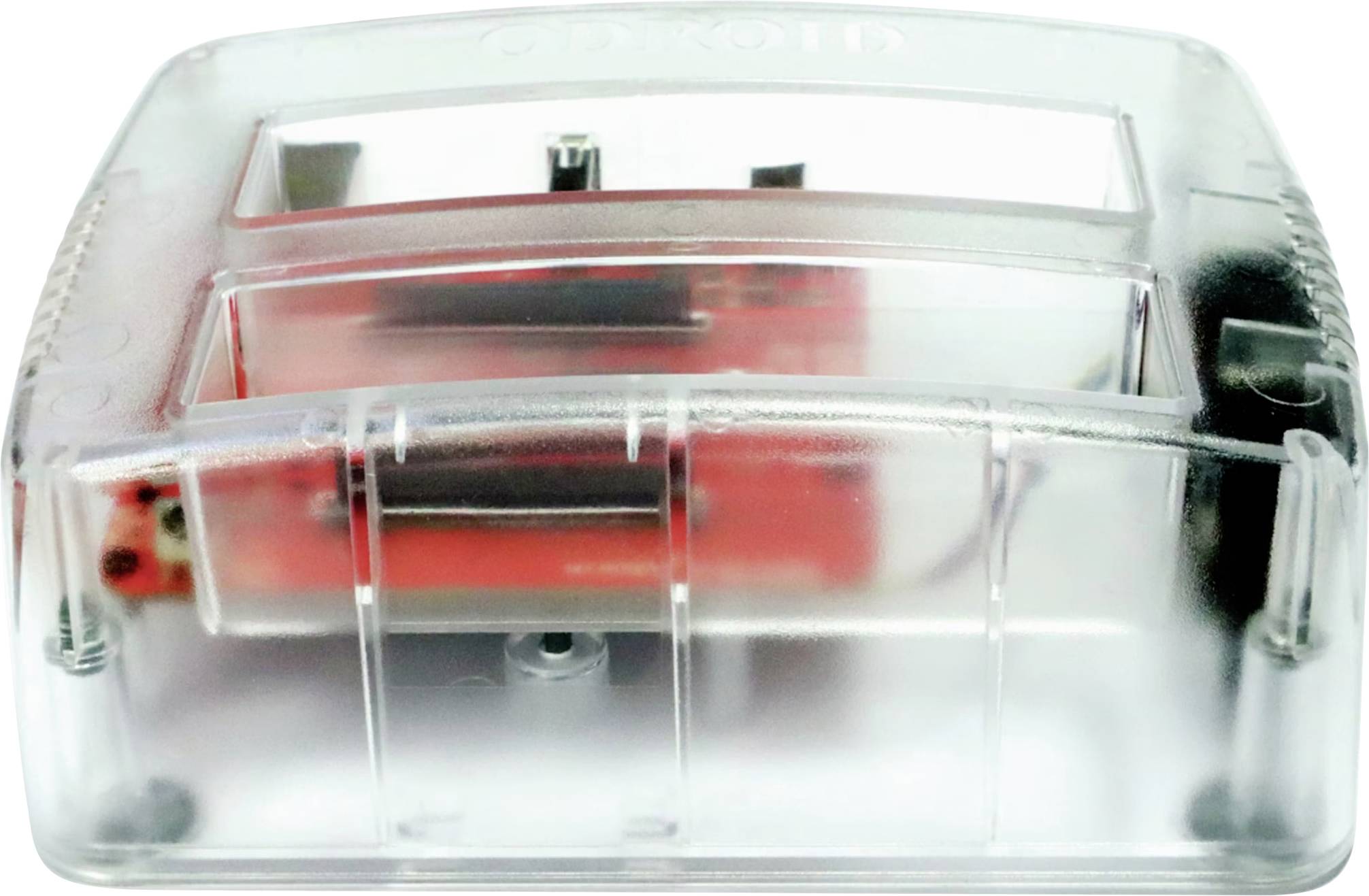 Egy átlátszó műanyag doboz véd egy piros elektronikai áramkört, amelynek belsejében néhány csatlakozó és alkatrész jól kivehető.