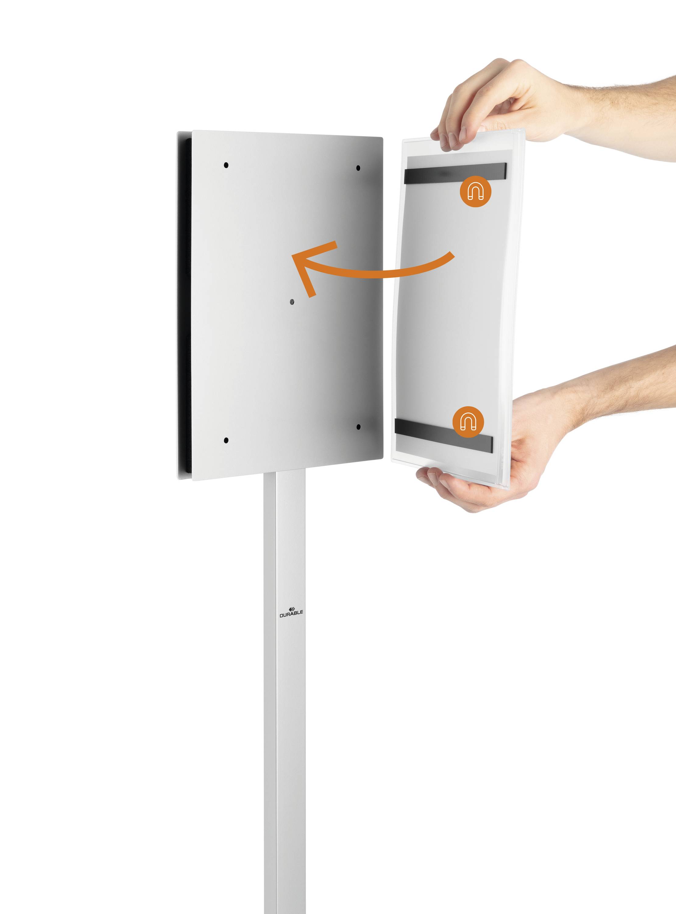 Egy kéz egy fehér, téglalap alakú panelt illeszt egy állványra szerelt táblához. Egy nyíl jelzi a szerelés irányát.