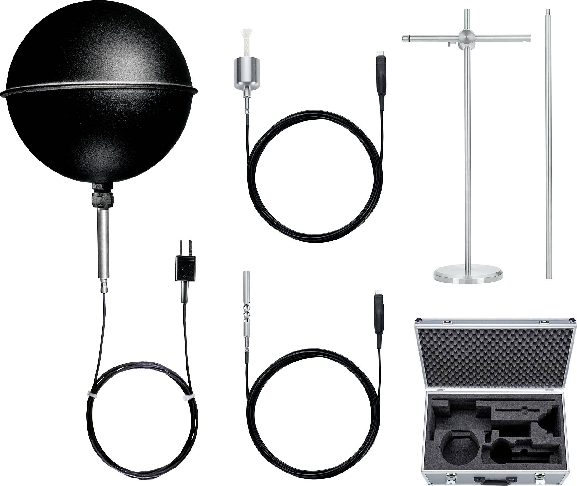 Antennák és kábelek gyűjteménye szállítótáskában. Különböző komponenseket tartalmaz mérési vagy vételi célokra.