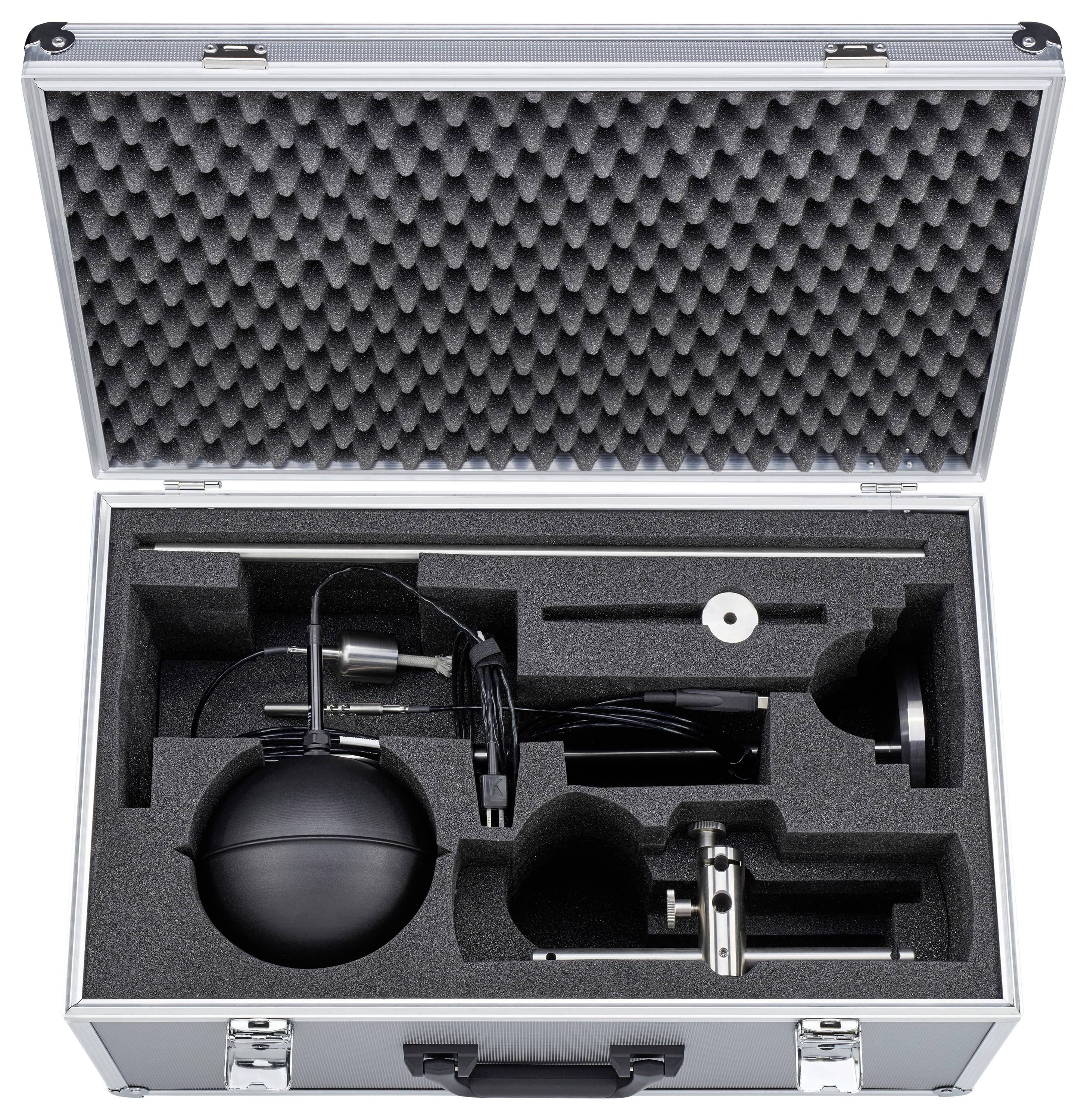 Egy nyitott bőrönd habszivacs betéttel, amely biztonságosan tartja a tudományos mérőeszközöket. A műszerek rendezetten vannak elhelyezve.