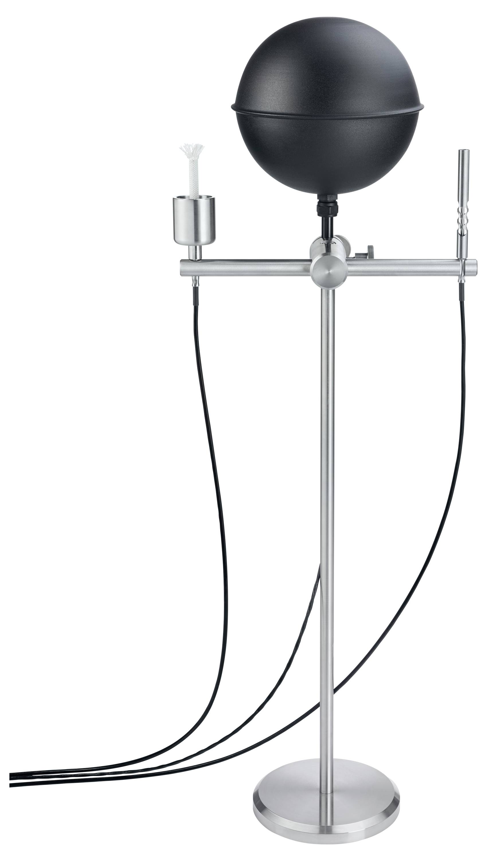 Egy modern, gömb alakú fekete lámpa karcsú ezüst tartóállványon, amelyről kábelek lógnak lefelé.
