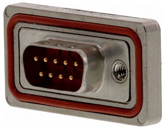 Egy fém téglalap alakú csatlakozó többszörös csapokkal, vörösesrubber keretbe foglalva az elektromos szigetelés és védelem érdekében.