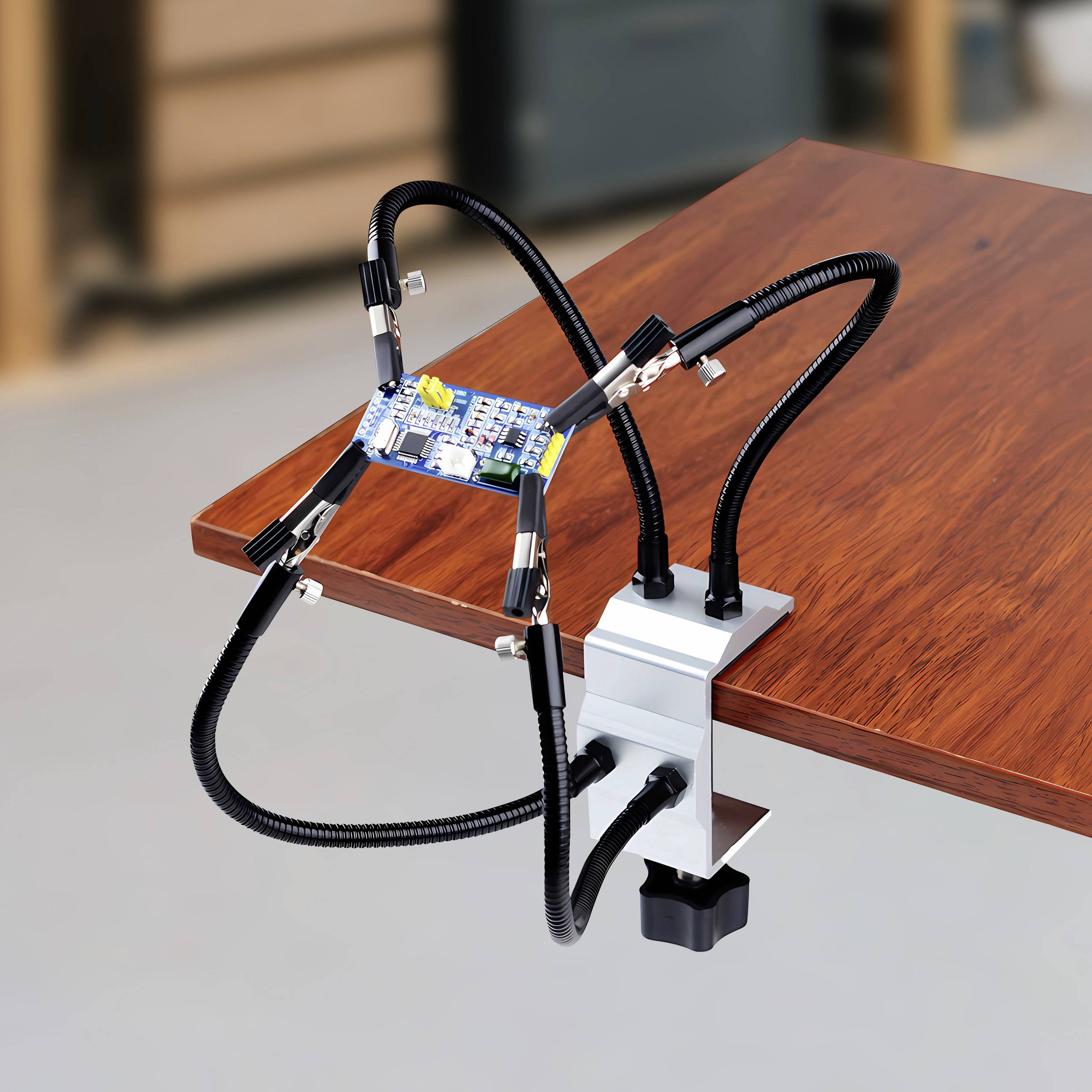 Egy rögzítőállvány rugalmas tartókkal egy elektronikai áramkört tart egy fa munkaasztalon.