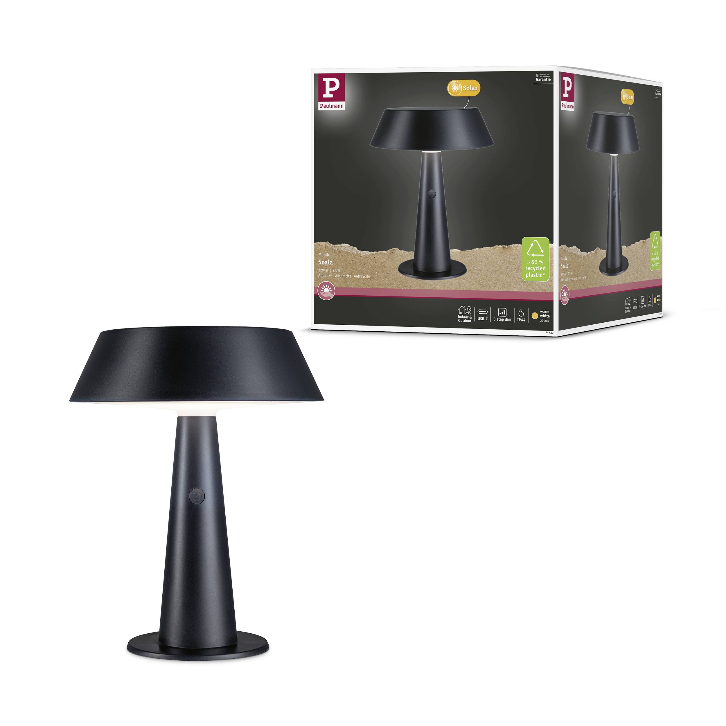 Egy fekete, modern asztali lámpa kúpos talapzattal, amelyet csomagolása előtt mutatnak.