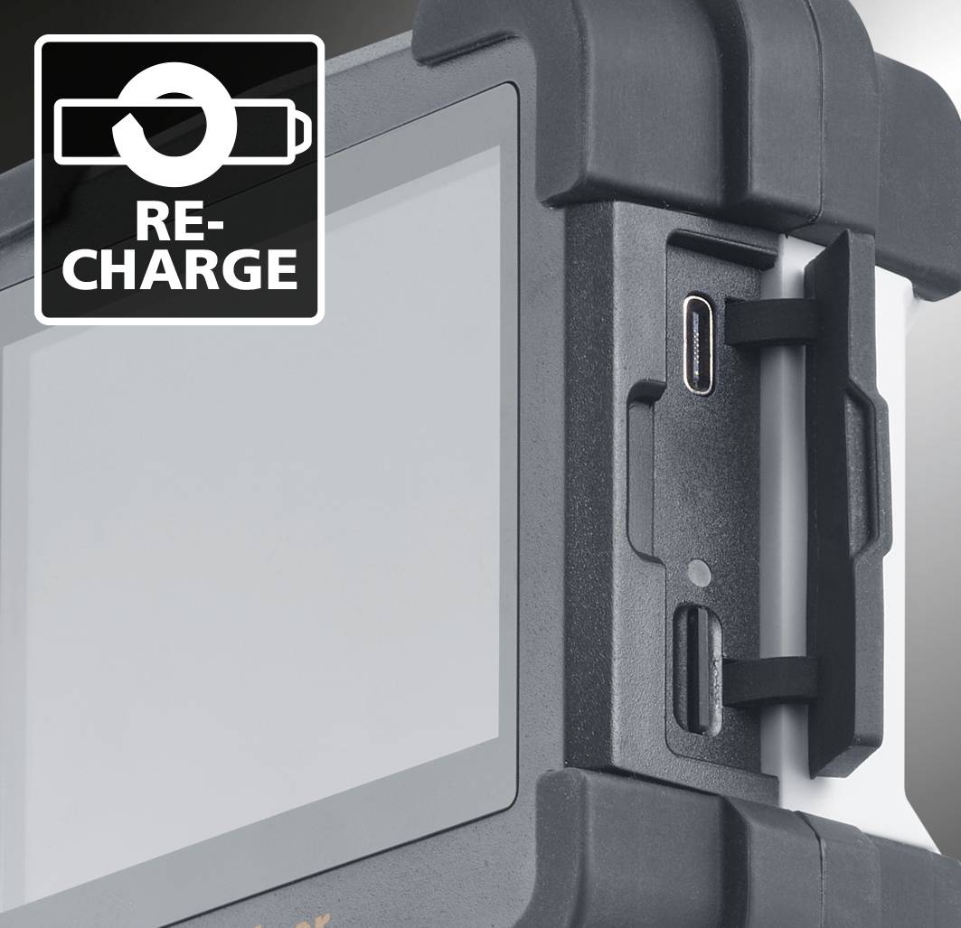 Egy robusztus elektronikai eszköz kijelzővel és USB-csatlakozóval töltési pozícióban. Egy 'RE-CHARGE' feliratú szimbólum utal a töltésre.