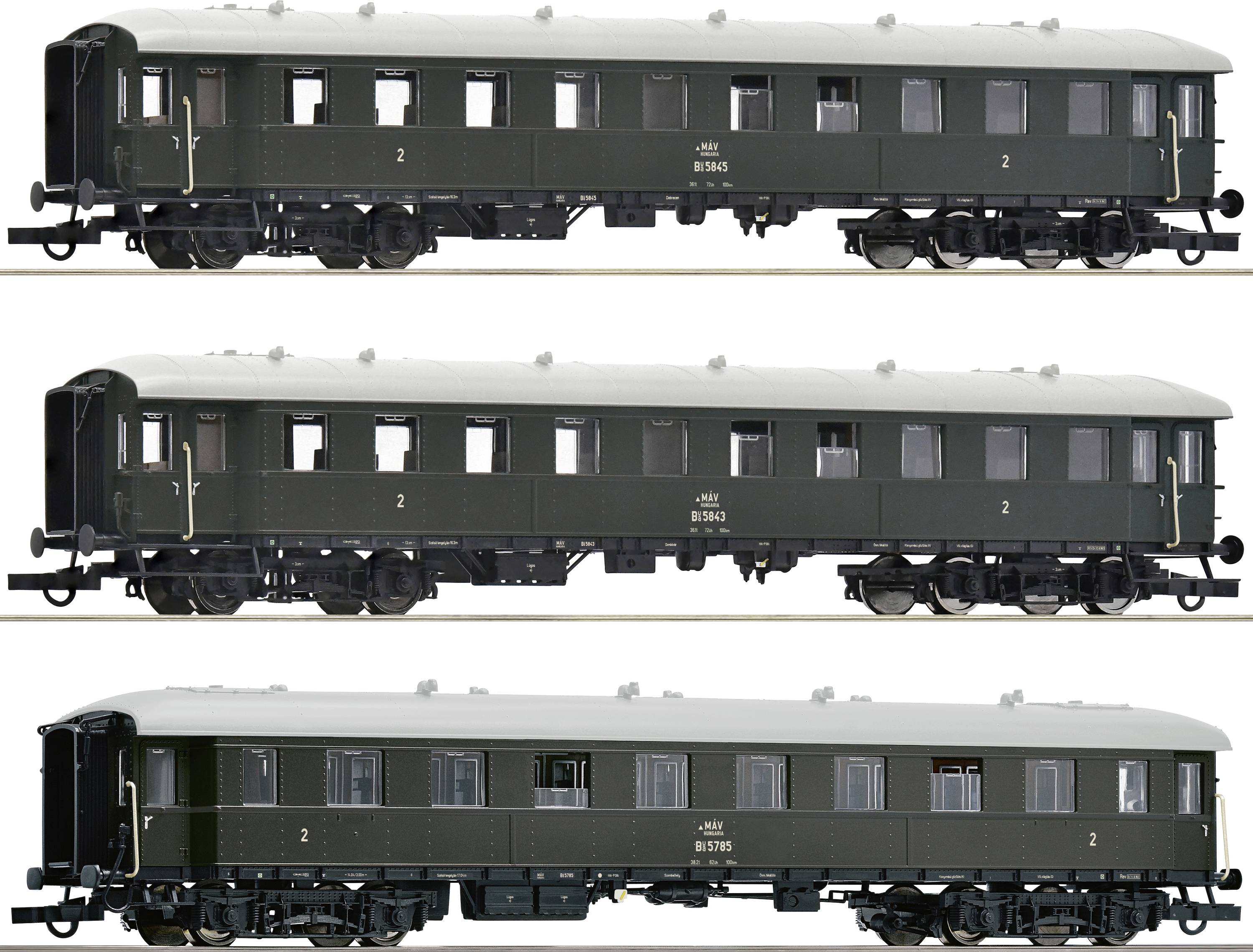 Három zöld modellvasúti kocsi sorban. Minden kocsin '2' felirat van az osztály jelzésére és ezüst tetők. Részletes futóművekkel és ablakokkal rendelkeznek.