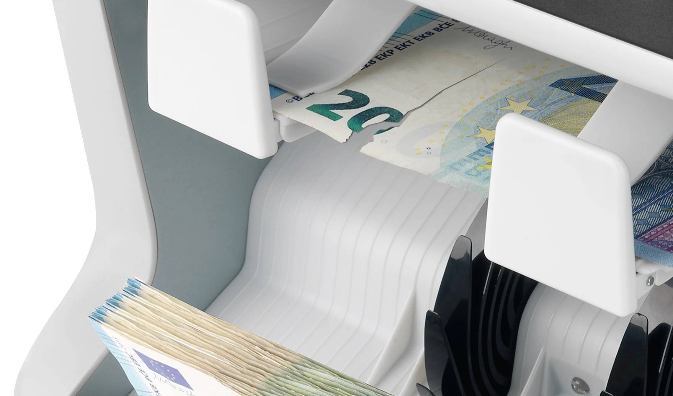 Egy pénzszámláló gép számlálja a bankjegyeket, köztük egy 20 eurós bankjegyet. A bankjegyek forgó hengerek segítségével haladnak át a gépen.