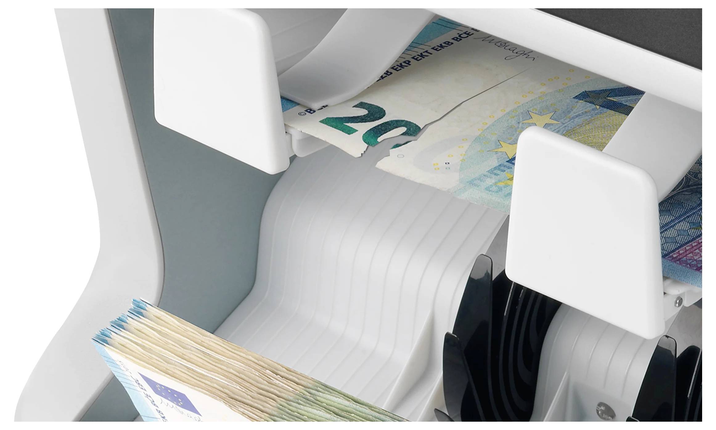 Egy pénzszámláló gép Euro-bankjegyeket számol, köztük 20 és 50 eurós címleteket. A bankjegyköteg gépiesen halad át a számlálón.