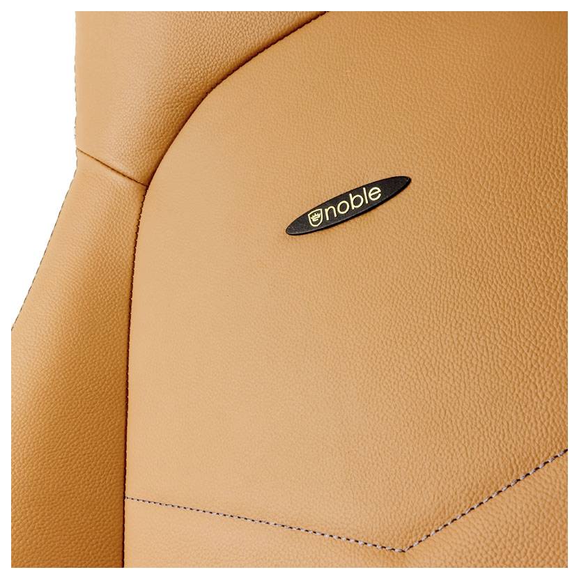 Barna bőrfotel egy fekete 'noblechairs' logóval a háttámláján.