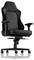 Egy fekete, ergonomikus irodai forgószék magas háttámlával, kartámlákkal és állítható ülésmagassággal, kerekeken álló.