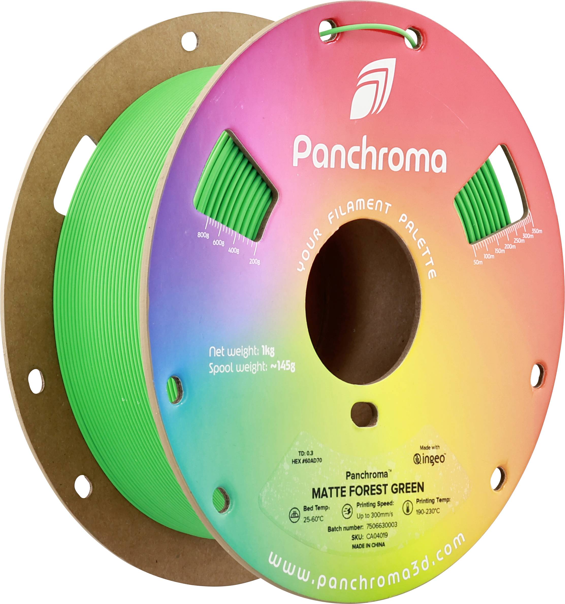Egy zöld 3D nyomtatószál tekercs 'Panchroma' márkájú, színes karton tartóra szerelve.