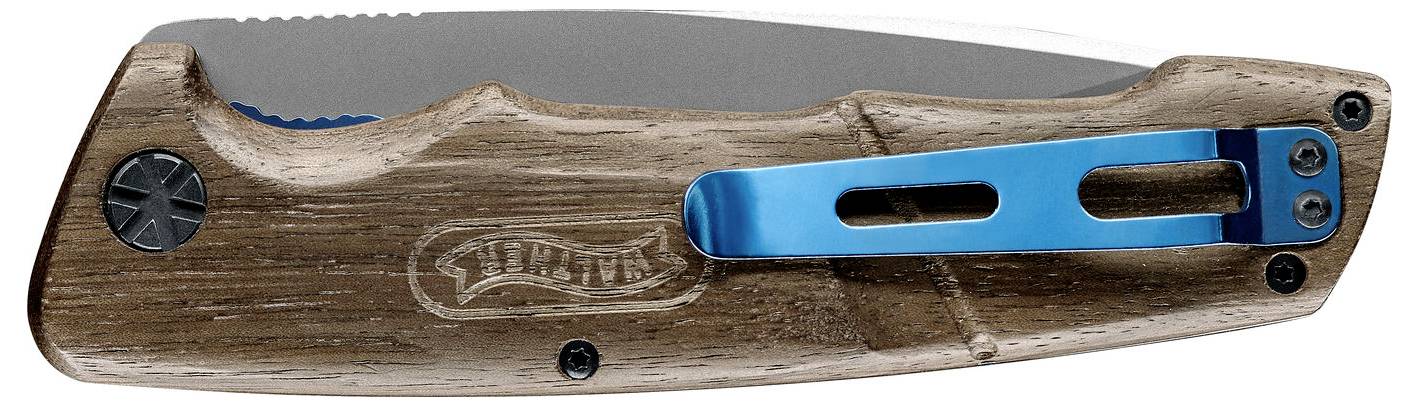 Kompakt zsebkés fa markolattal és kék fémcsíptetővel, csukott állapotban. A markolaton jól látható a "Walther" logó.