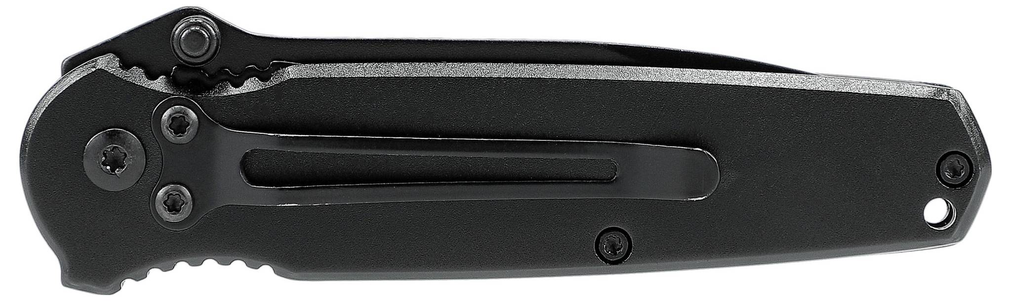 Egy fekete zsebkés zárt pengével, oldalnézetben. Jól látható csavarok és klipsz a markolaton.