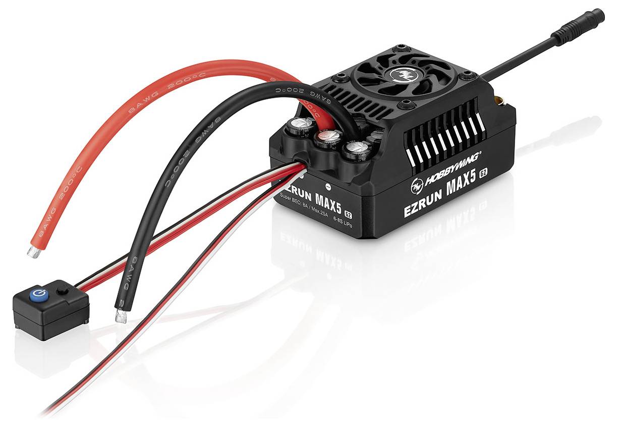 Egy Hobbywing EZRUN MAX5 márkájú elektronikus sebességszabályzó szellőzéssel és több kábel csatlakozási lehetőséggel.
