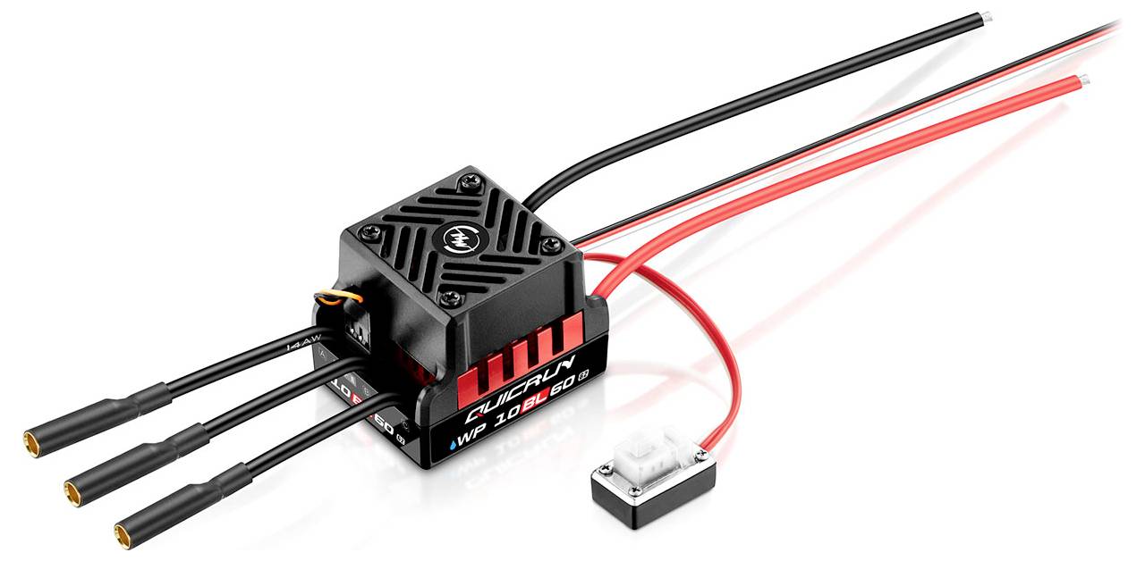Fekete elektronikus vezérlő piros akcentusokkal és több csatlakoztatott kábellel. Alkalmas RC-járművekhez vagy modellezéshez.