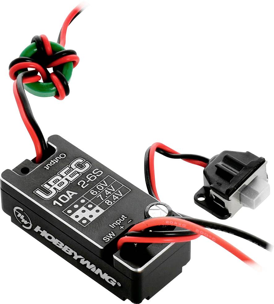 Egy fekete UBEC feszültségszabályzó, 'Hobbywing 10A 2-6S' modell, kábelekkel és egy zöld ferritmagon, amely csökkenti az elektromágneses interferenciát.