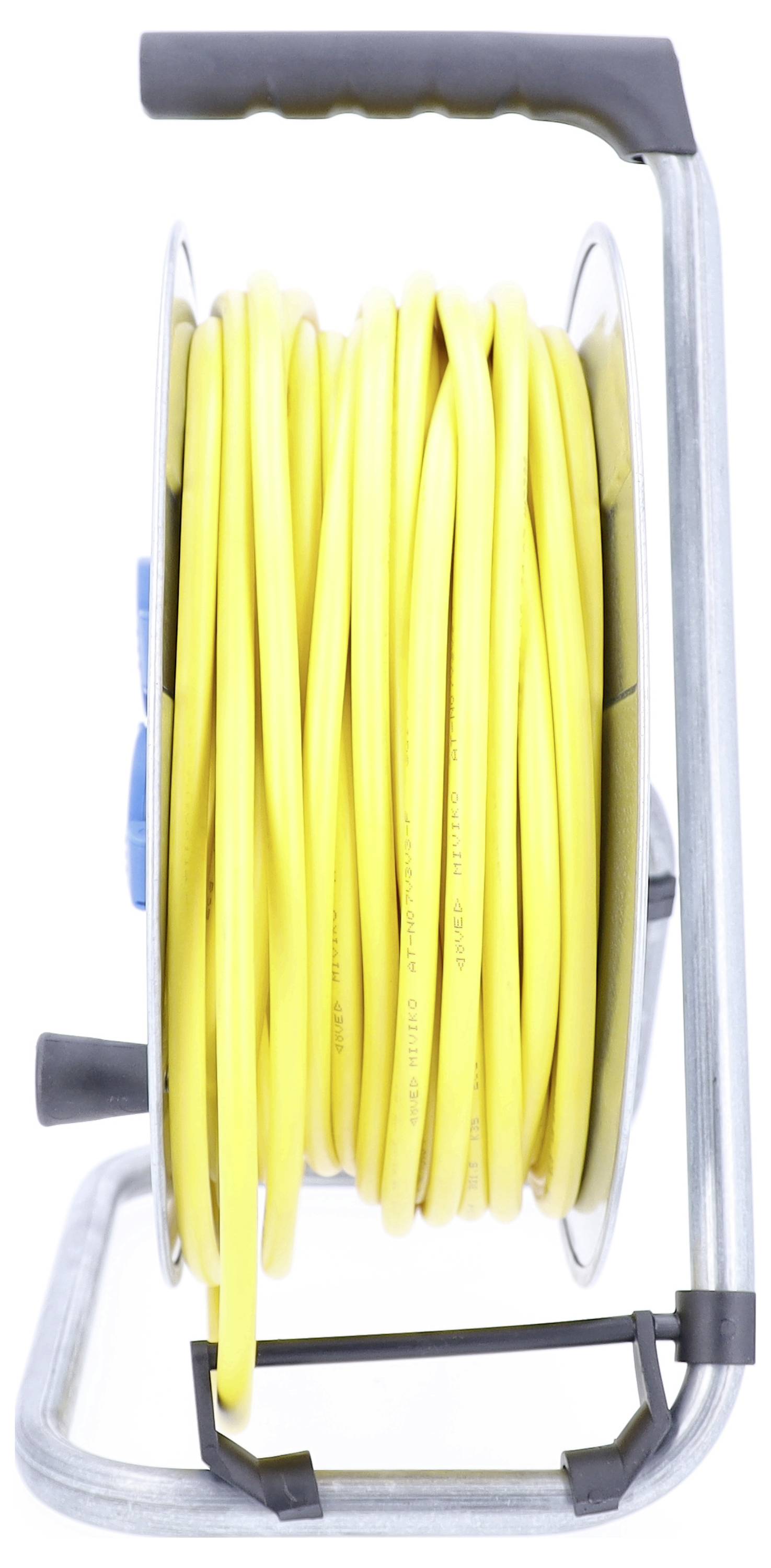 Sárga kábellel és fekete fogantyúval rendelkező fém kábeldob, oldalról fotózva. Elektromos alkalmazásokhoz alkalmas.