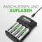 Egy Energizer akkumulátortöltő képe, benne négy db AA elemmel. Szöveg: 'Csatlakoztasd és töltsd'. A készülék kábelre csatlakoztatva.
