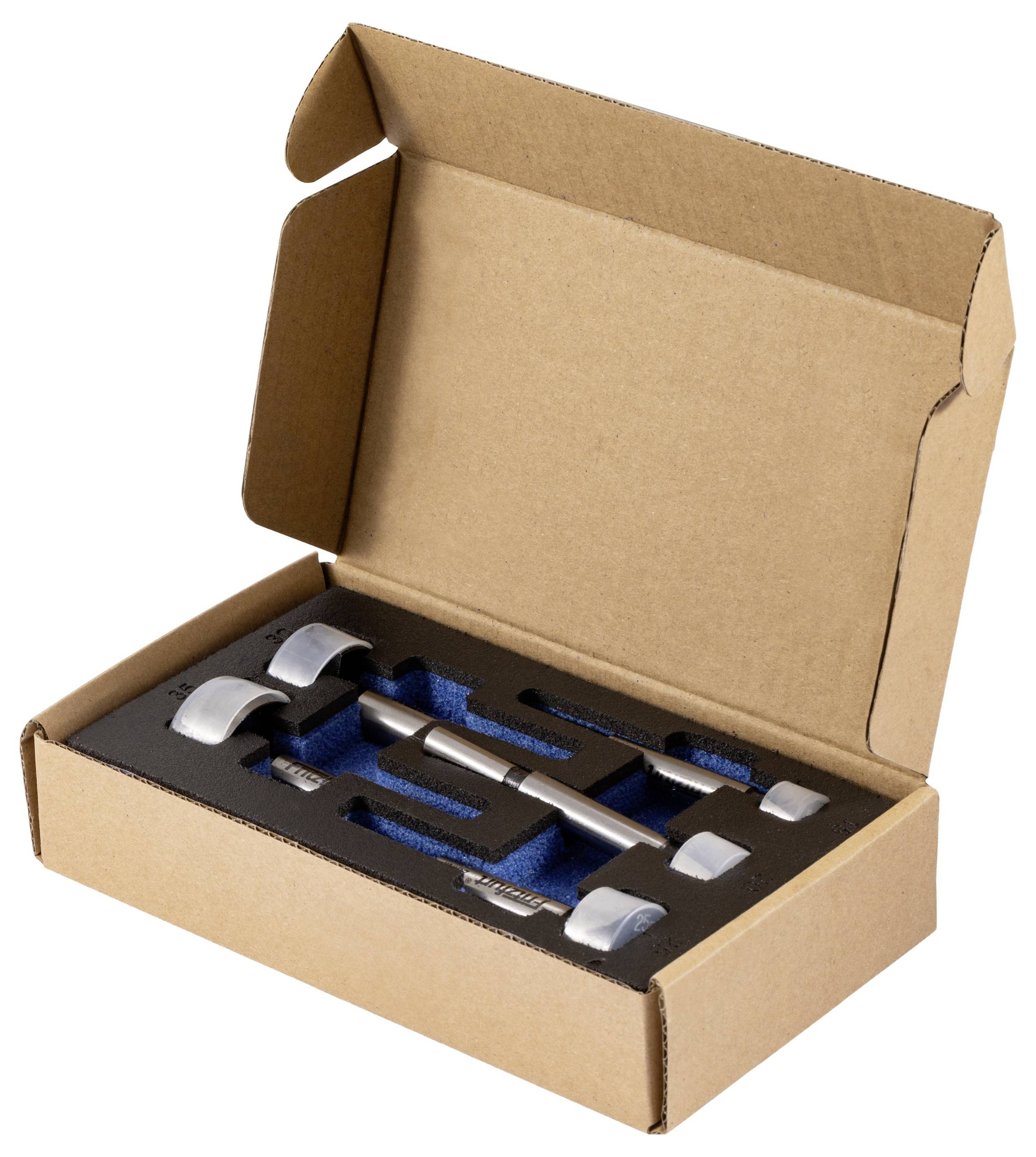 Egy kartondoboz felnyitva, amelyben egy habszivacs betét tartalmaz egy fémtömegekből álló készletet, valószínűleg kalibráló eszközöket, amelyek mindegyik darab egyedi kivágásban rögzítve van.