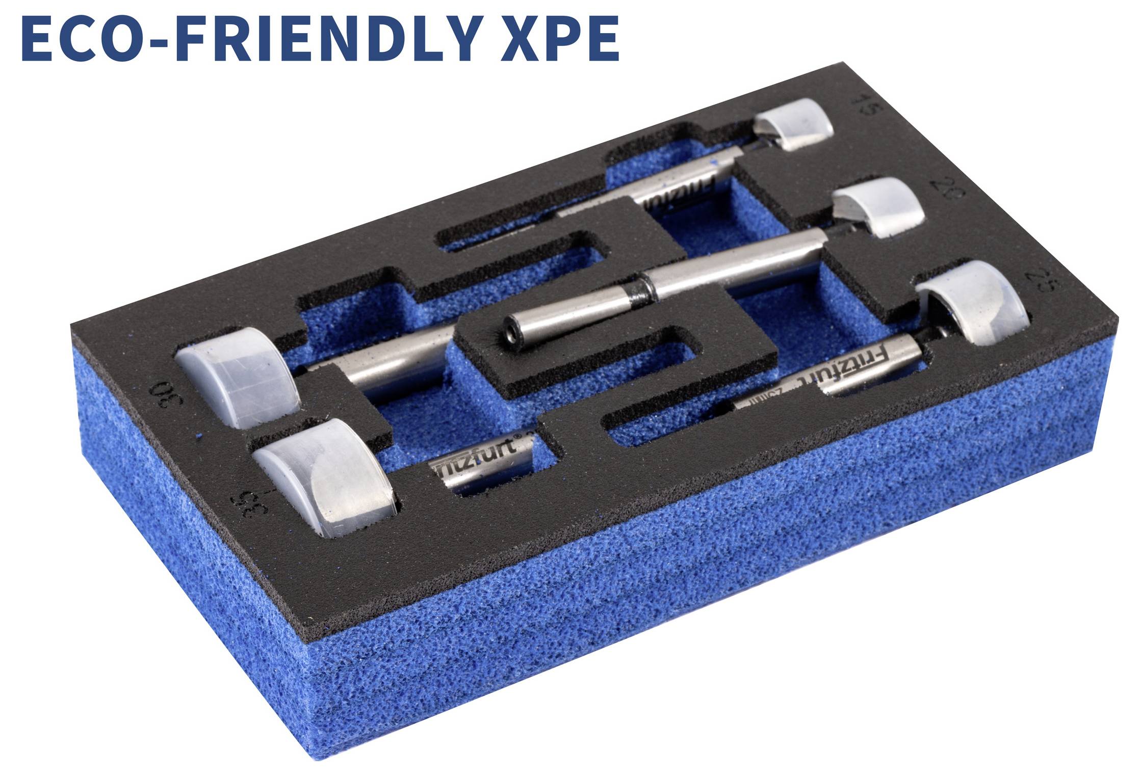 Egy kék és fekete habszivacs csomagolás rekeszekkel fémszerszámokat tárol. A bal felső sarokban a "Környezetbarát XPE" felirat olvasható.