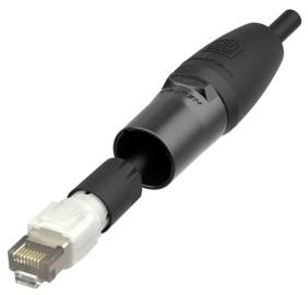 'Robusztus RJ45-csatlakozó fekete házban ipari alkalmazásokhoz, biztonságos rögzítéshez fémhoroggal ellátva.'