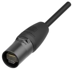 Egy fekete RJ45-es hálózati csatlakozódugó fehér háttér előtt, hálózati csatlakoztatásra alkalmas kivitelben.