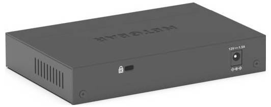 Egy fekete hálózati switch szellőzőnyílásokkal és tápcsatlakozóval az oldalán.