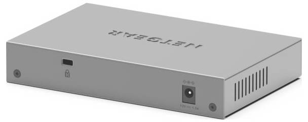 Egy ezüstszínű hálózati kapcsoló, amelynek tetején 'NETGEAR' felirat látható, hátulnézetben, csatlakozókkal és szellőzőnyílásokkal.