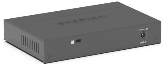 Egy fekete hálózati eszköz, amelyen a 'Netgear' felirat látható. Az előlapján zár szimbólum és tápcsatlakozó figyelhető meg.