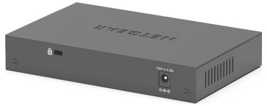Fekete NETGEAR hálózati switch több Ethernet-porttal, szellőzőnyílásokkal és tápcsatlakozóval.