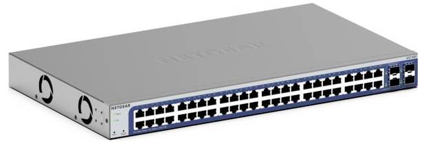 Egy ezüstszínű hálózati switch, amely 48 Ethernet-porttal rendelkezik az elején, alkalmas hálózati kapcsolatok kezelésére és elosztására.