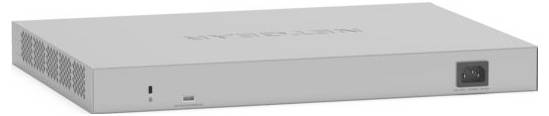 Egy szürke hálózati eszköz, amelynek tetején a 'Netgear' felirat látható. Egy tápcsatlakozó aljzat és egy USB-port is látszik rajta.