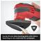 Egy kézi elektromos tisztító kefe fehér sörtékkel és türkiz fogantyúval, függőleges helyzetben bemutatva.