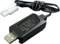 USB-töltő fekete házban, USB-csatlakozóval. A felirat bemeneti feszültséget mutat DC 12V és kimeneti áramot 5V.