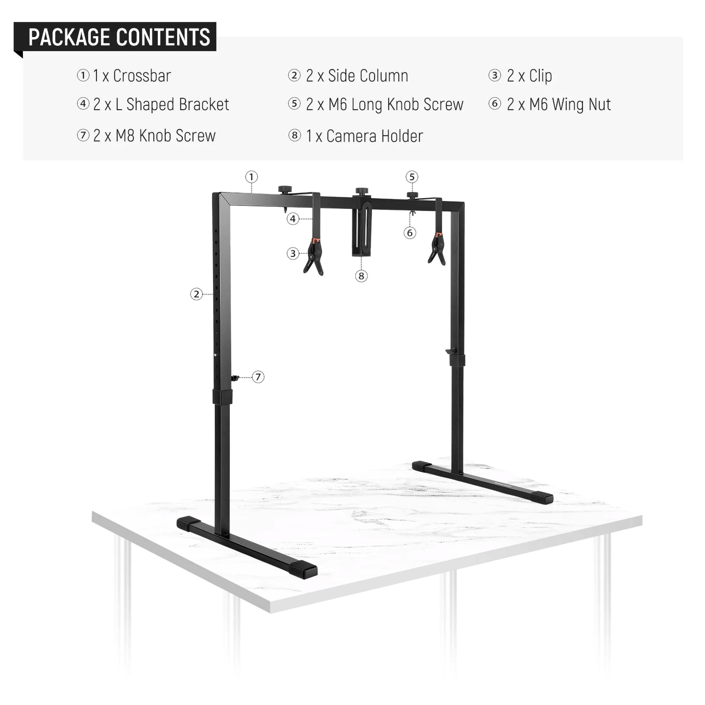 'Egy kameraállvány ábrázolása egy asztalon. Tartalmazza: egy keresztrudat, két oldalsó megtámasztást, két csipeszt, kétféle csavart, L alakú konzolt és kameratartót.'