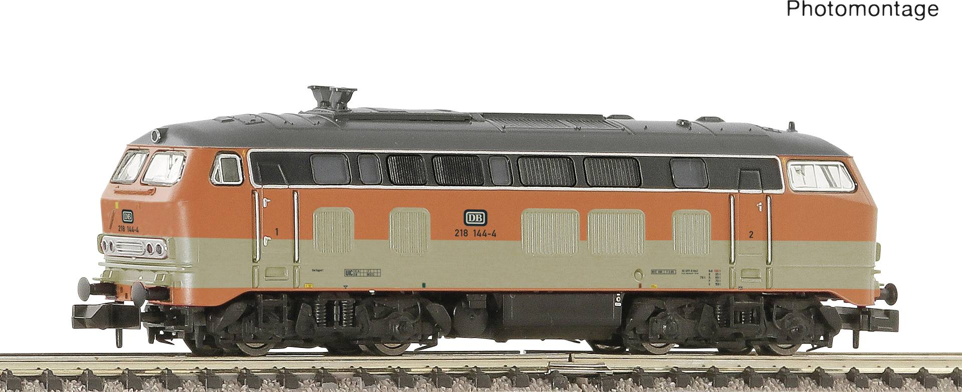 A Deutsche Bahn modellvonat, narancssárga és szürke színben, egy sínpáron. A mozdony száma 218 314-6, fotómontázsként elkészítve.