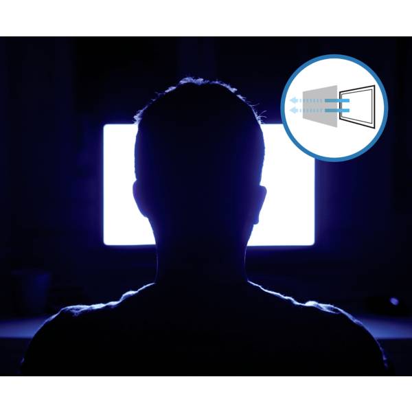 Egy ember ül egy sötét helyiségben egy világosan megvilágított képernyő előtt, amelynek jobb felső sarkában egy grafika látható, amely fénysugarak terjedését mutatja.