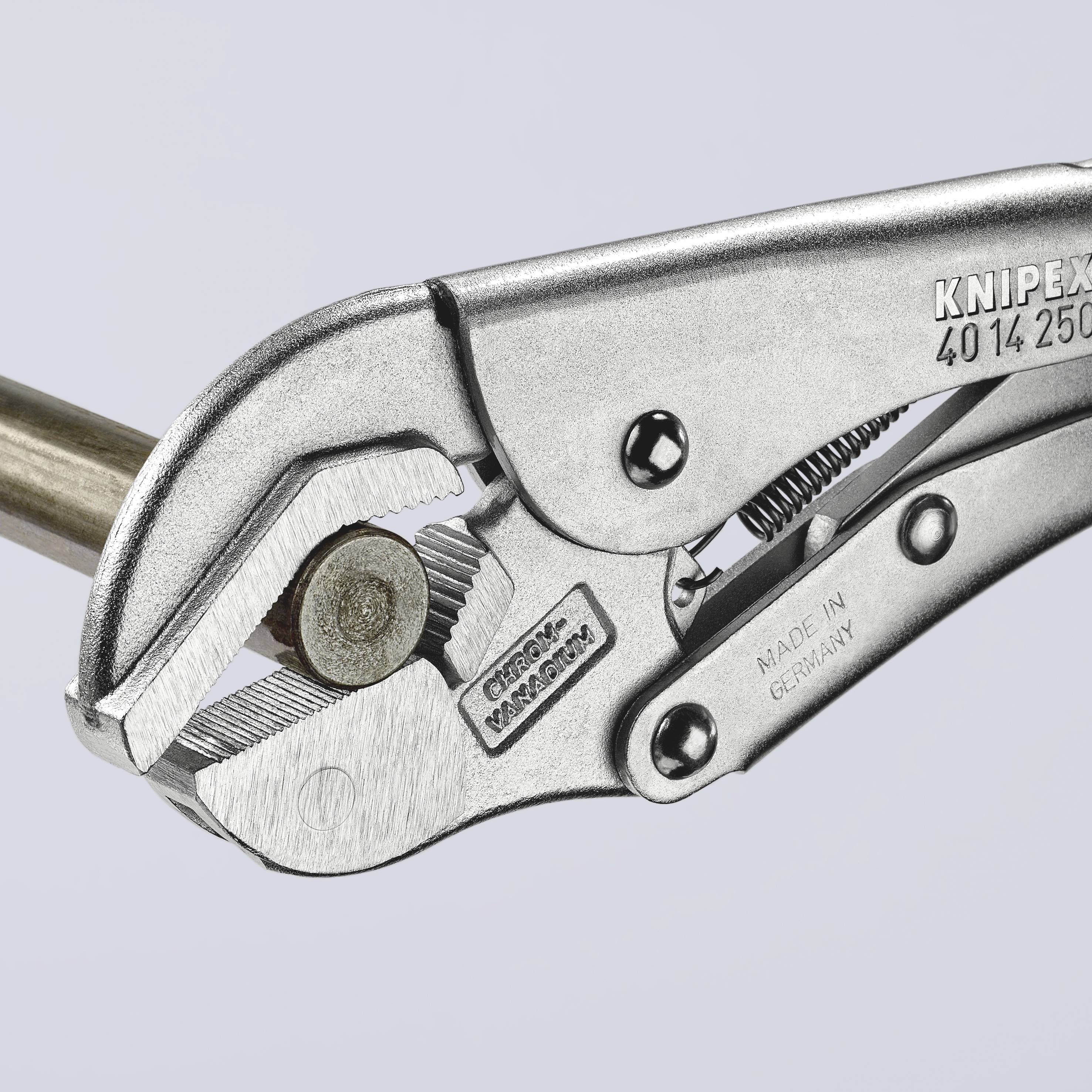Egy ezüstös Knipex-fogó szorít egy fémcsövet. A fogón a '401425' típusjelzés látható.