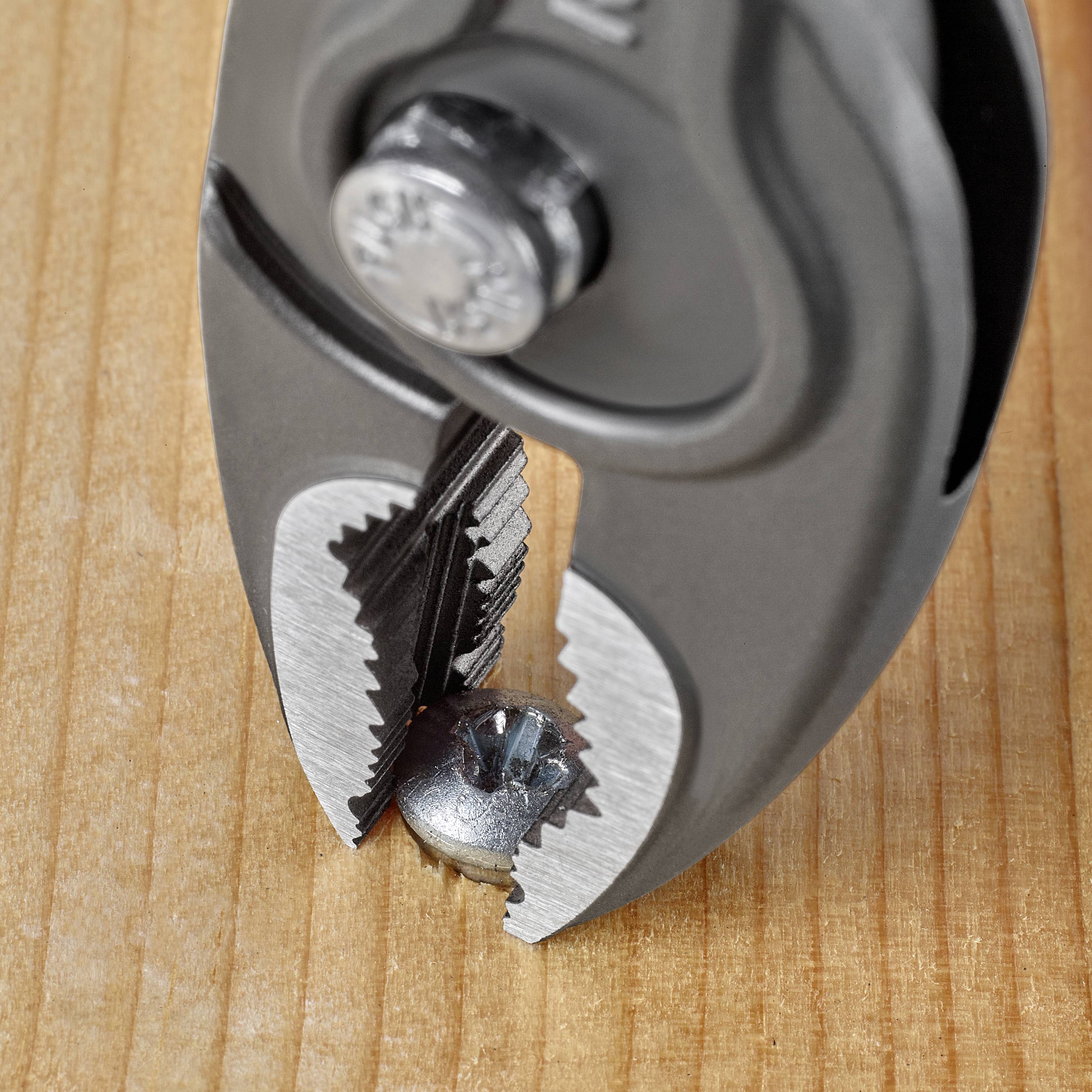 Egy fogó kihúz egy félig fába csavart csavart. Közeli felvétel mutatja a fogó fogazott állkapcsát, amely szorosan tartja a csavart.