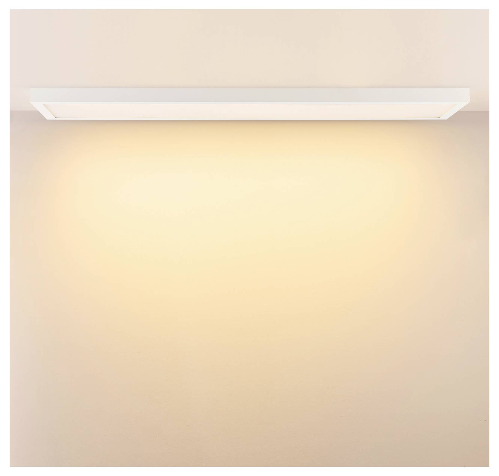 Hosszú fehér LED-lámpa szürke tartókonzolokkal és látható csatlakozó kábellel. Alkalmas mennyezeti felszerelésre irodai vagy kereskedelmi térben.