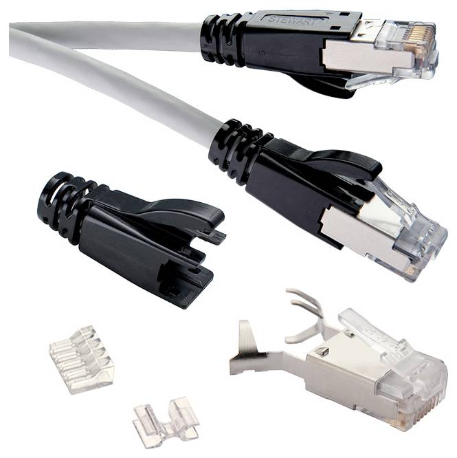 Két fekete csatlakozójú Ethernet-kábel, szereletlen RJ45 csatlakozókkal, átlátszó és fém csatlakozórészekkel a szereléshez.