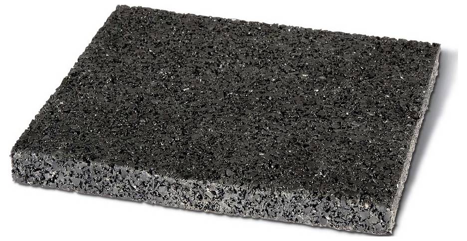 Egy sötétszürke, négyzet alakú gumiszőnyeg enyhén érdes felülettel, amely alkalmas fitnesstermek vagy játszóterek padlóburkolataként.