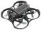 Egy kisméretű, fekete quadcopter drón, védőburkolattal a négy propellere körül és egy kamerával az elején.