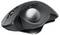 Egy fekete, ergonomikus trackball-egér oldalsó trackball-lal és kényelmes kezelést biztosító gombokkal.