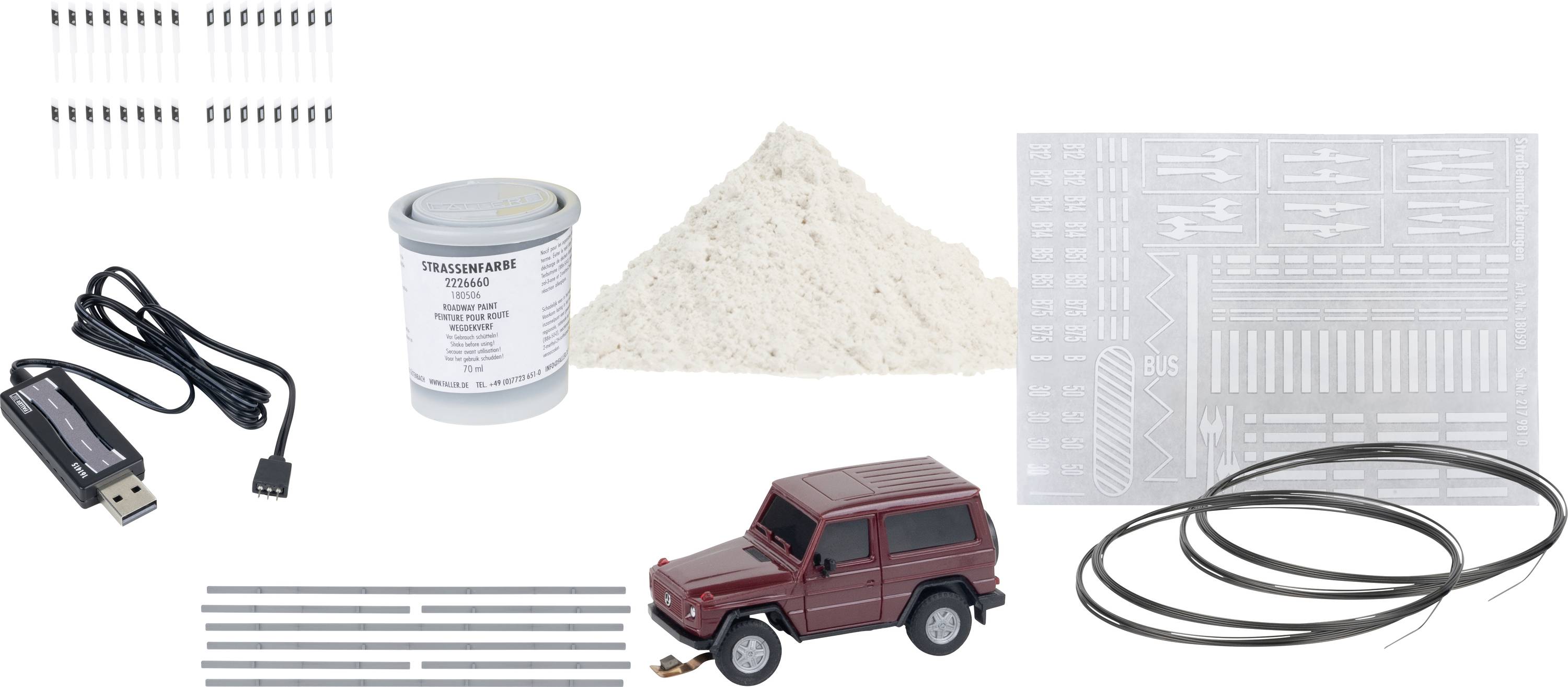 Miniatűr modellépítő készlet piros terepjáró modellel, zsinórral, plakettekkel, USB-kábellel, dobozzal, kis csatlakozóval és fehér porral.