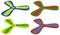 Négy színes frizbi kék-sárga, piros-zöld, sárga-zöld és piros-sárga színösszeállításban. Mindegyiknek három szárnya van, és egymásra helyezve láthatók.