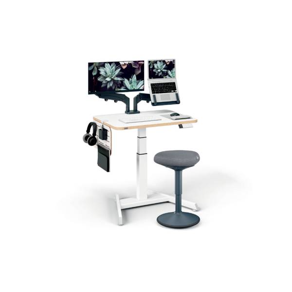 Egy magasságállítható íróasztal két monitorral, laptoppal, fejhallgatóval és ergonomikus székkel, tökéletes egy rugalmas irodai munkakörnyezethez.