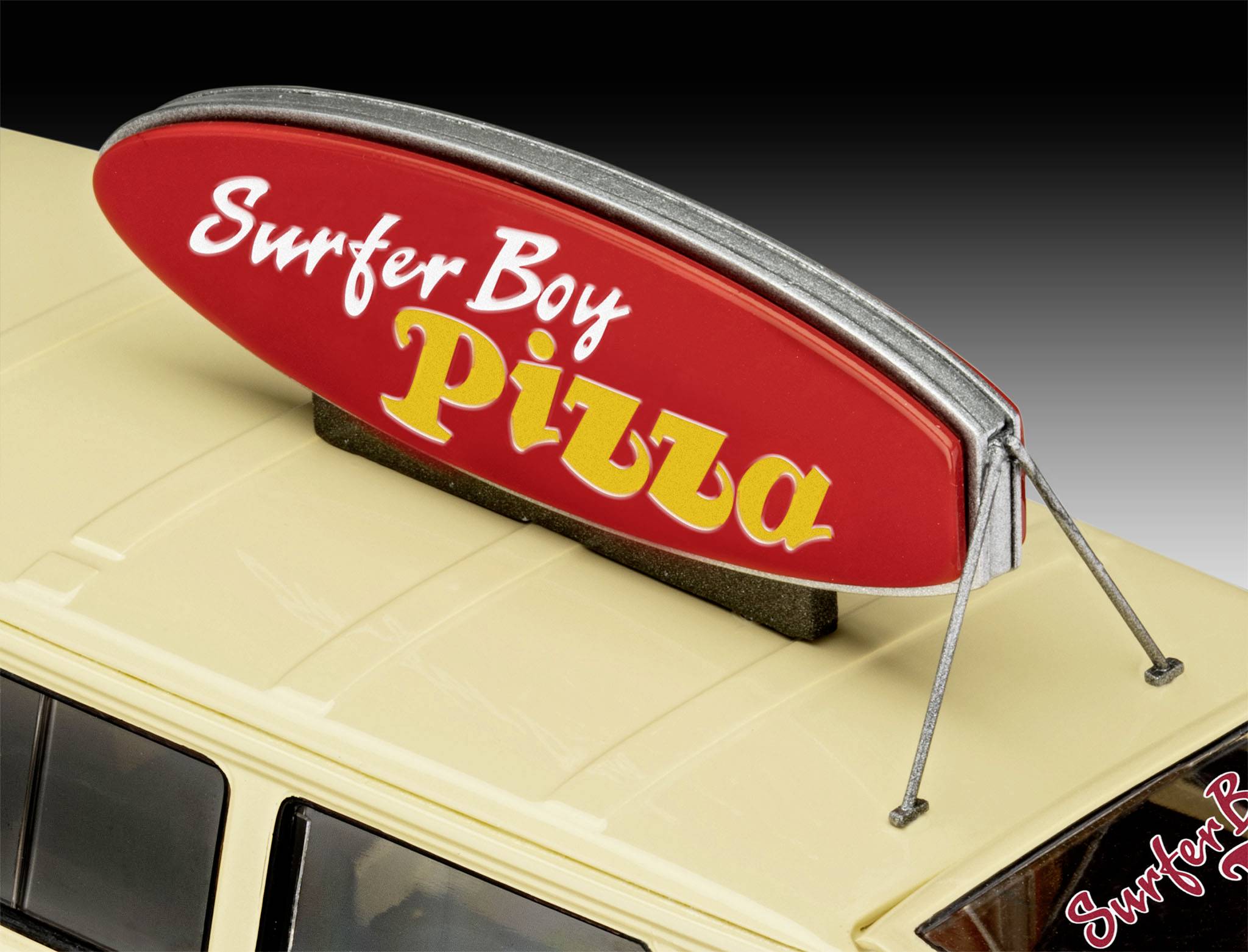 Egy piros, szörfdeszka alakú tábla a 'Surfer Boy Pizza' felirattal egy bézs színű jármű tetejére szerelve.
