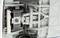 Egy részletes jármű-futómű és felfüggesztés alsó nézete, lengéscsillapítóval, hajtásláncrendszerrel és különböző mechanikai alkatrészekkel.